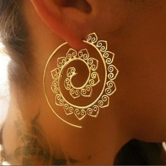 ALLOY Jewelry - Vintage Inspired Gold Plated Alloy Earrings